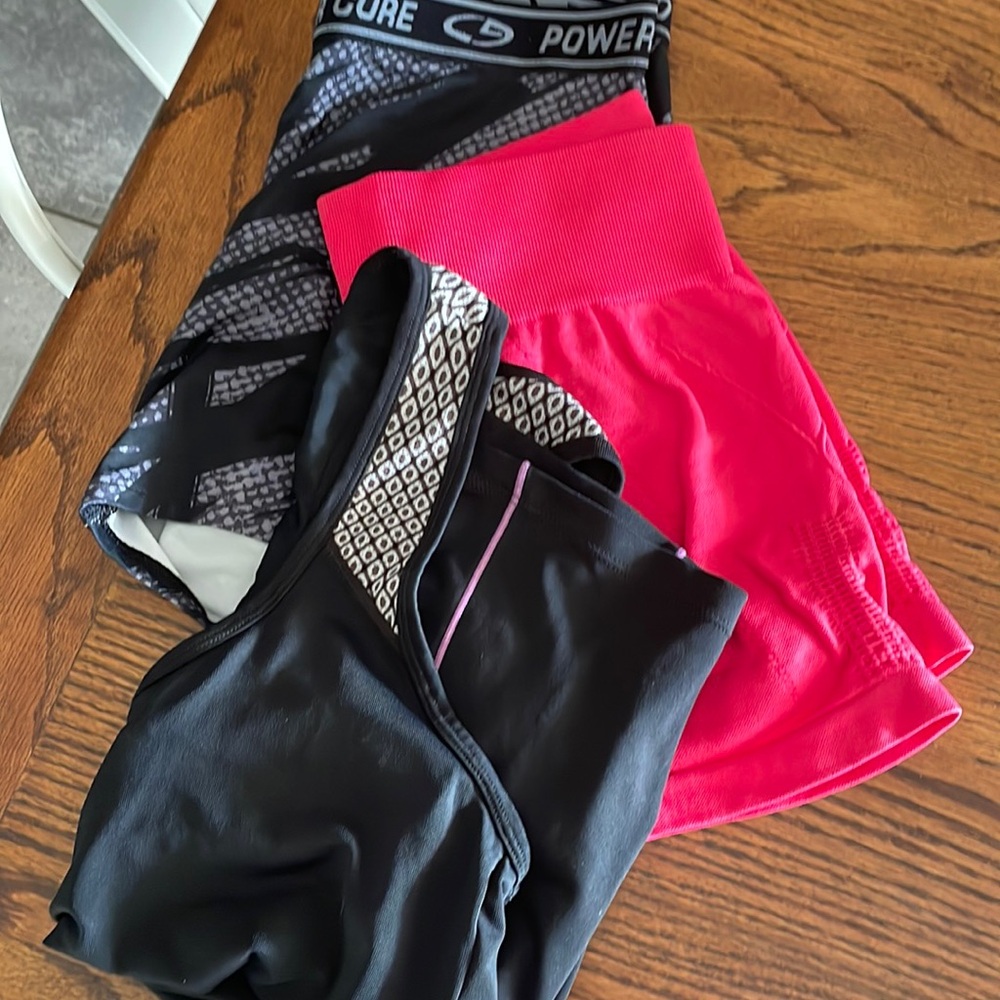 Women’s Workout lot 2 shorts/1 top size M
